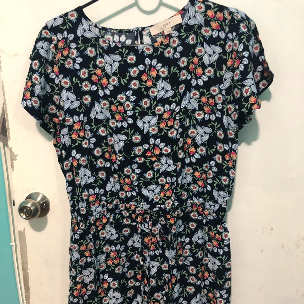Free Gift!! New loft floral dress, elastic waist. Godet tie waist. Flare…
